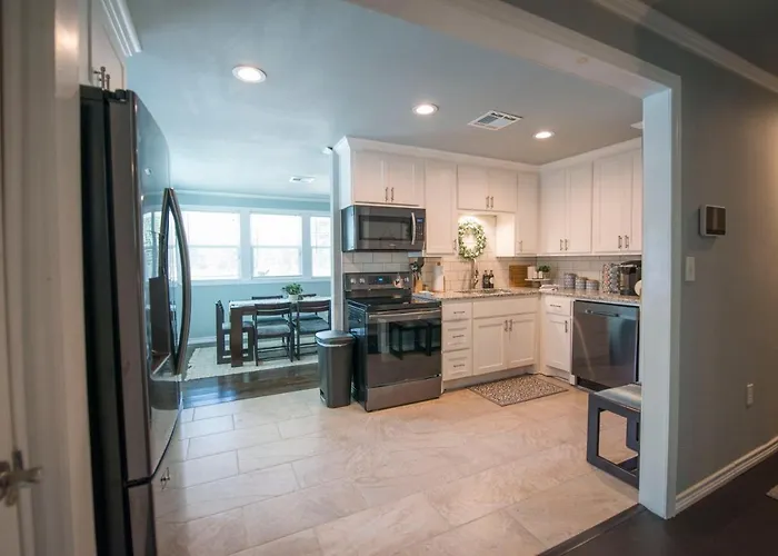 Walk To The Silos! 3 Bed 1960\'S Bungalow Near Baylor
